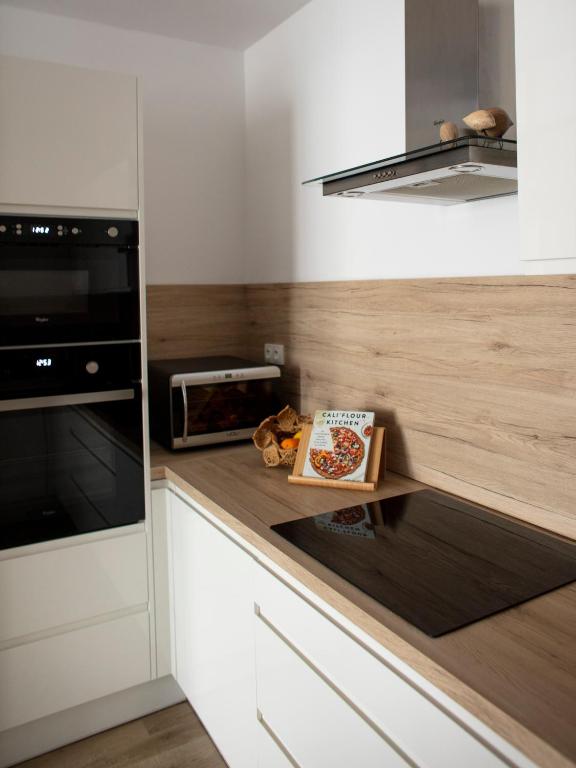 A kitchen or kitchenette at Central Point by Zoom Apartments