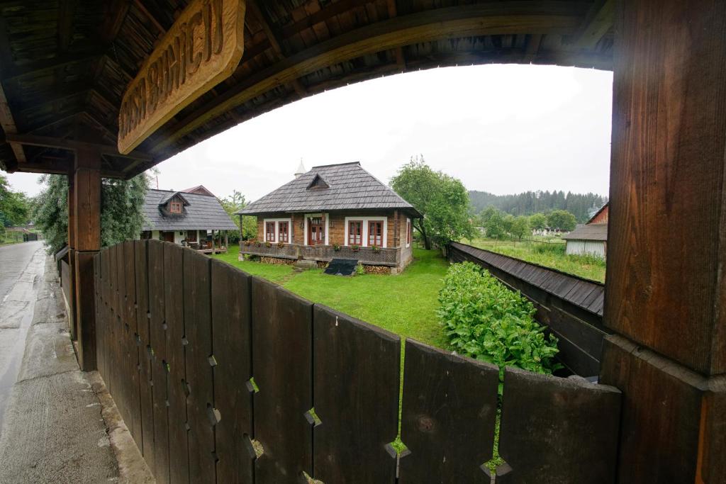 バマにあるCasa Bunicii din Bucovinaの塀と家屋