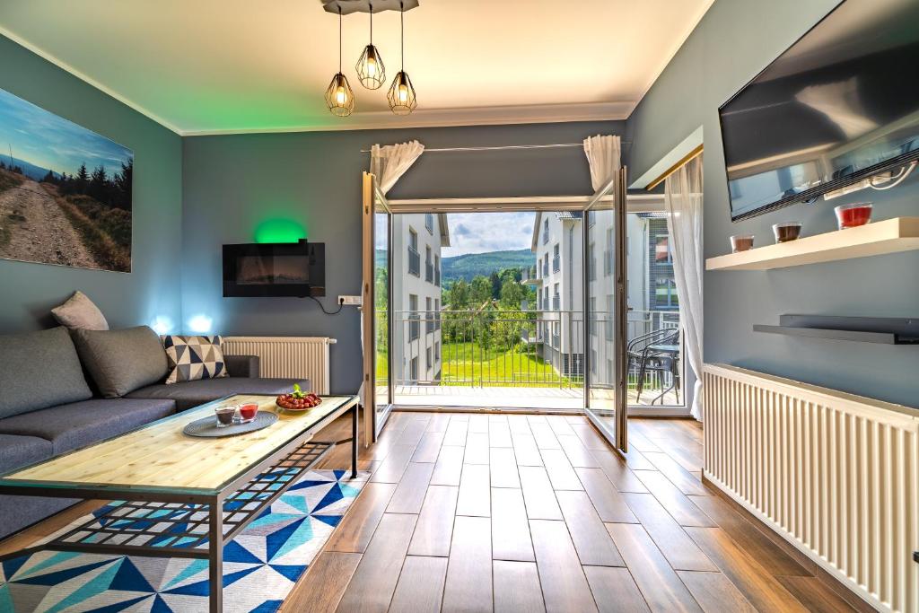 Televízia a/alebo spoločenská miestnosť v ubytovaní Apartamenty Pod Gondola Świeradów