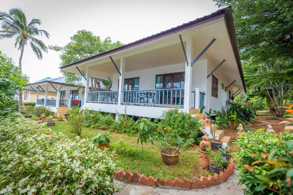 Three Trees Samui Resort - Sarocha Villa - 4