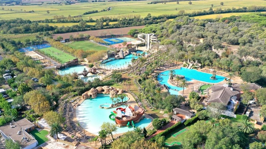 een luchtzicht op het waterpark bij disney springs bij Hotel Clipper - EL DELFÍN VERDE RESORTS - Platja de Pals in Torroella de Montgrí