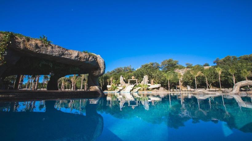 a pool of blue water with an elephant statue at Hotel Clipper - EL DELFÍN VERDE RESORTS - Platja de Pals in Torroella de Montgrí