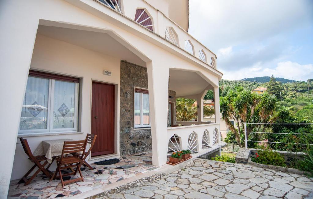 a house with a table and chairs on a patio at Appartamento Arcobaleno in Levanto