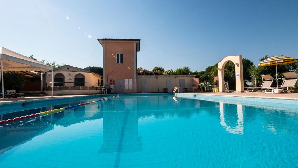 Bazén v ubytování Hotel Vega Perugia nebo v jeho okolí