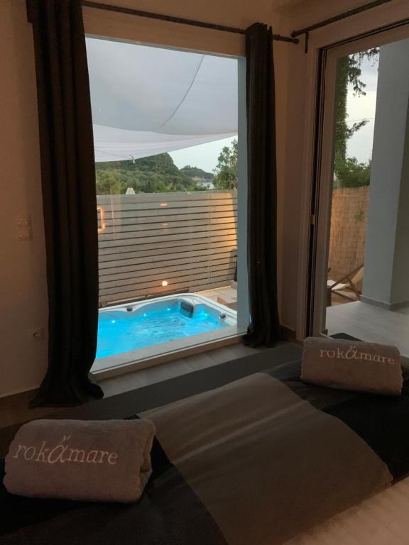 Bazén v ubytování Rokamare Beach Resort nebo v jeho okolí