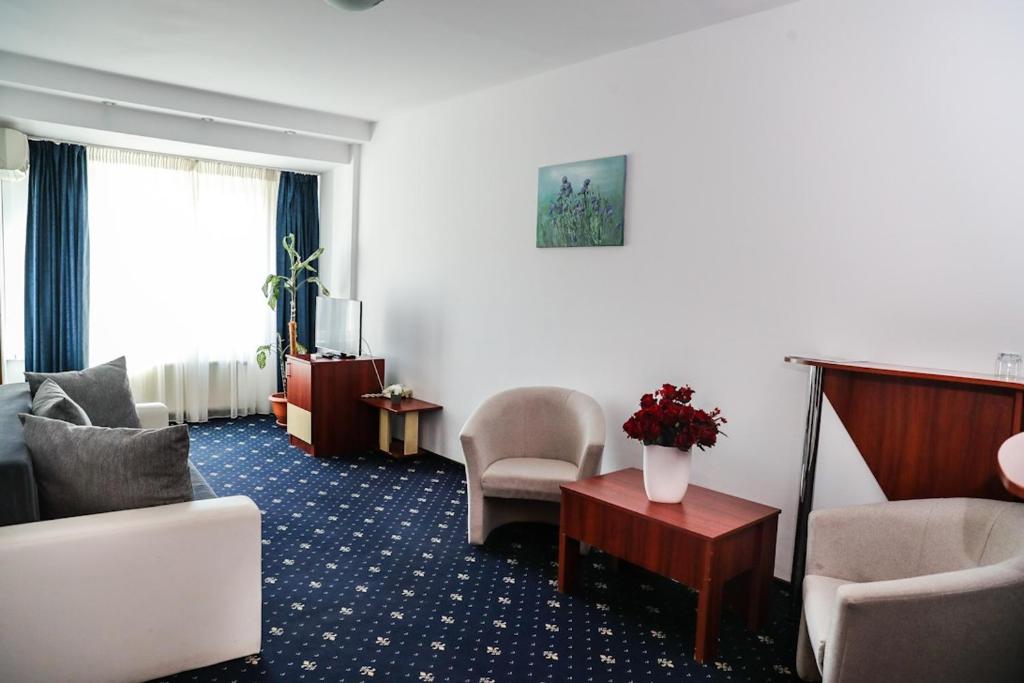 Uma área de estar em Hotel Pami