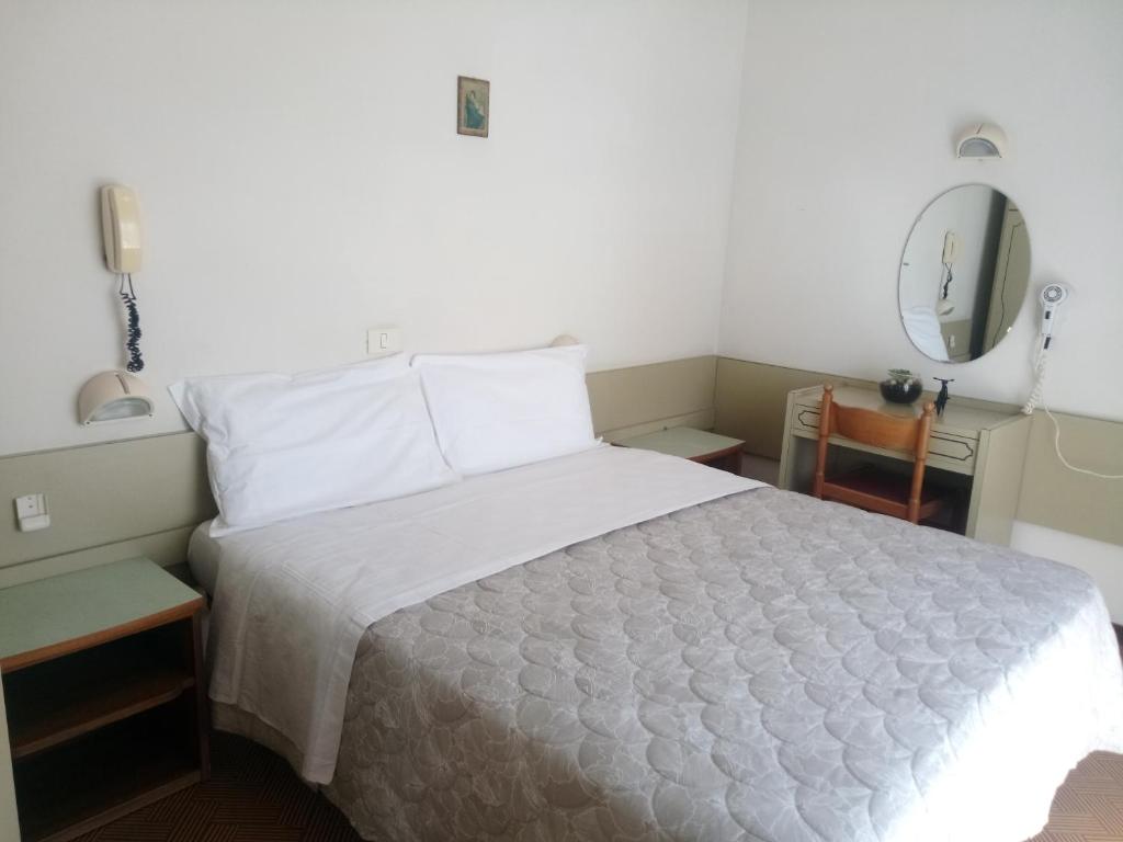 Postel nebo postele na pokoji v ubytování Hotel Welt