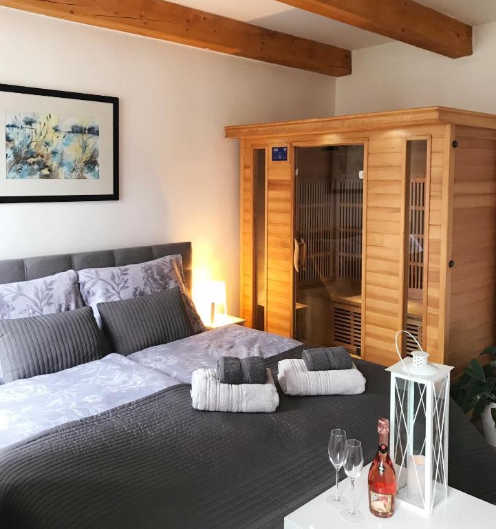 Postel nebo postele na pokoji v ubytování Apartmán 2KK Sauna and Aromatherapy