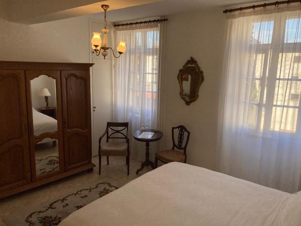 Uma cama ou camas num quarto em Poppys Chambres d'Hotes