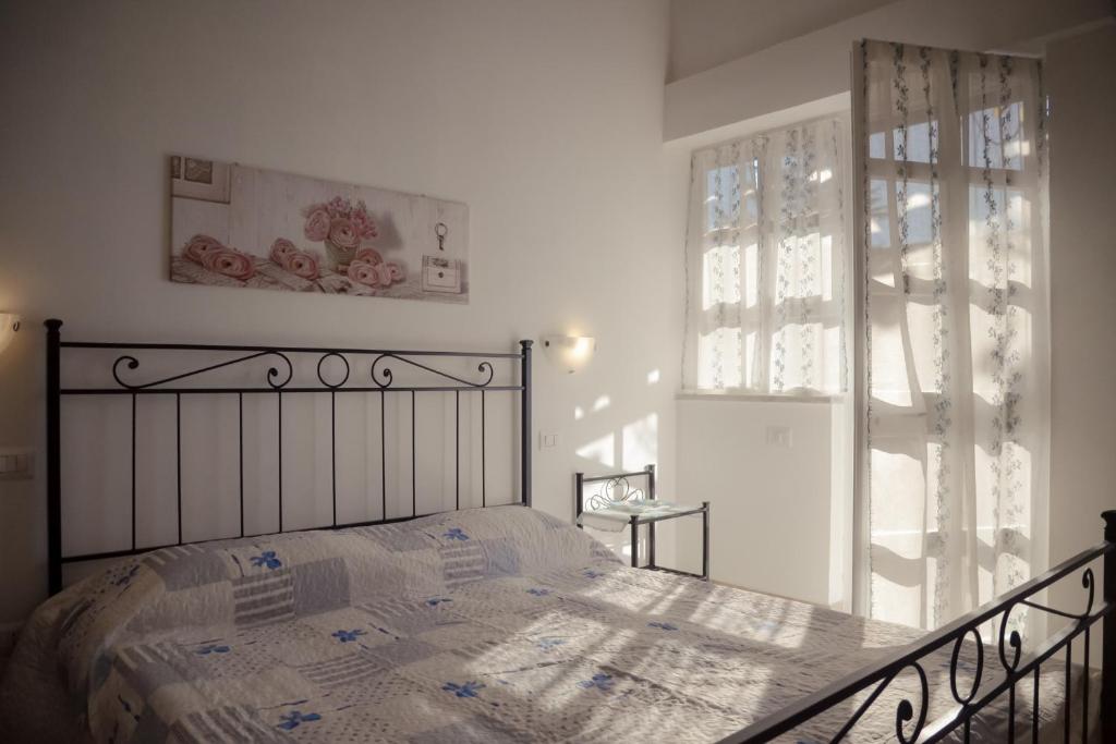 カステルヌオーヴォ・マグラにあるB&B il Lupo e la Querciaのベッドルーム(ベッド1台、窓付)