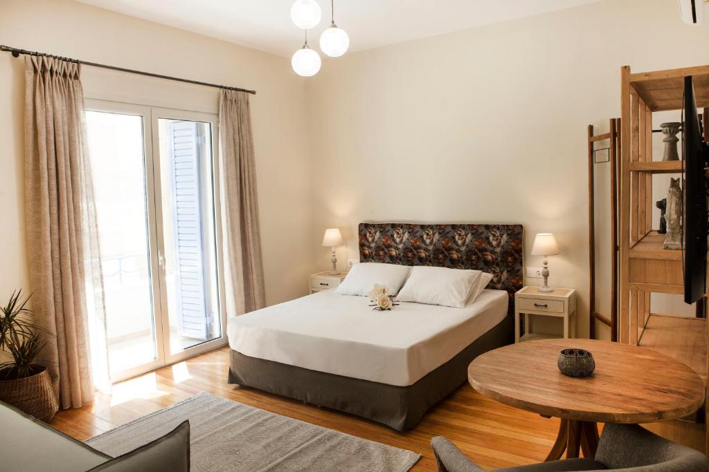 sypialnia z łóżkiem i dużym oknem w obiekcie Bentzi...Boutique Apartment 6, Superior Suite for 4 Guests w Atenach