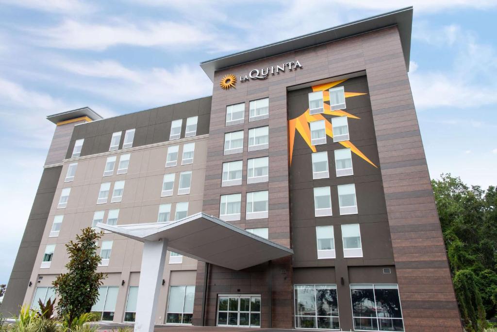 eine Darstellung des omni austin Hotels in der Unterkunft La Quinta Inn & Suites by Wyndham Lake City in Lake City