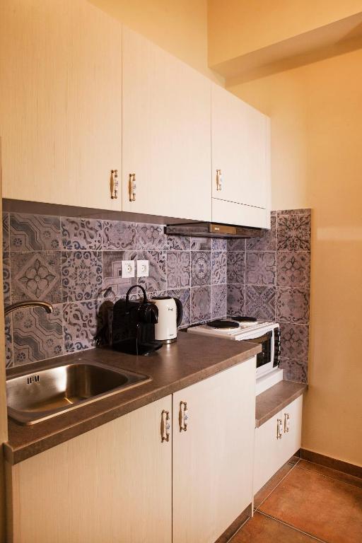 kuchnia z białymi szafkami i zlewem w obiekcie Bentzi...Boutique Apartment 6, Superior Suite for 4 Guests w Atenach