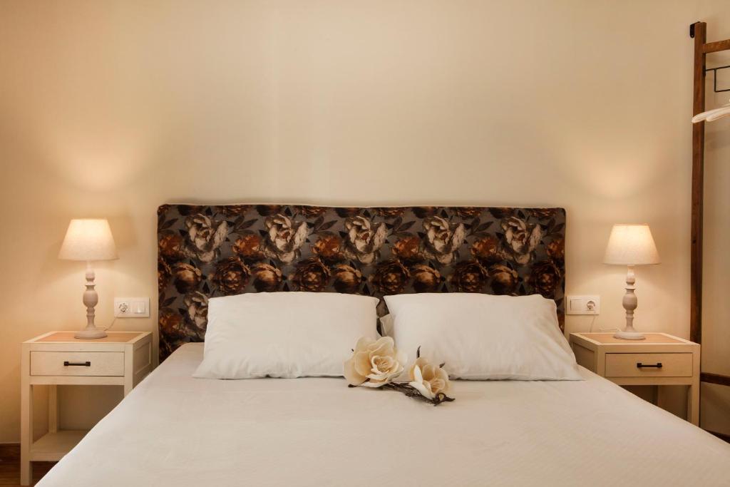 Łóżko lub łóżka w pokoju w obiekcie Bentzi...Boutique Apartment 6, Superior Suite for 4 Guests