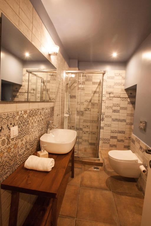 łazienka z umywalką, prysznicem i toaletą w obiekcie Bentzi...Boutique Apartment 6, Superior Suite for 4 Guests w Atenach