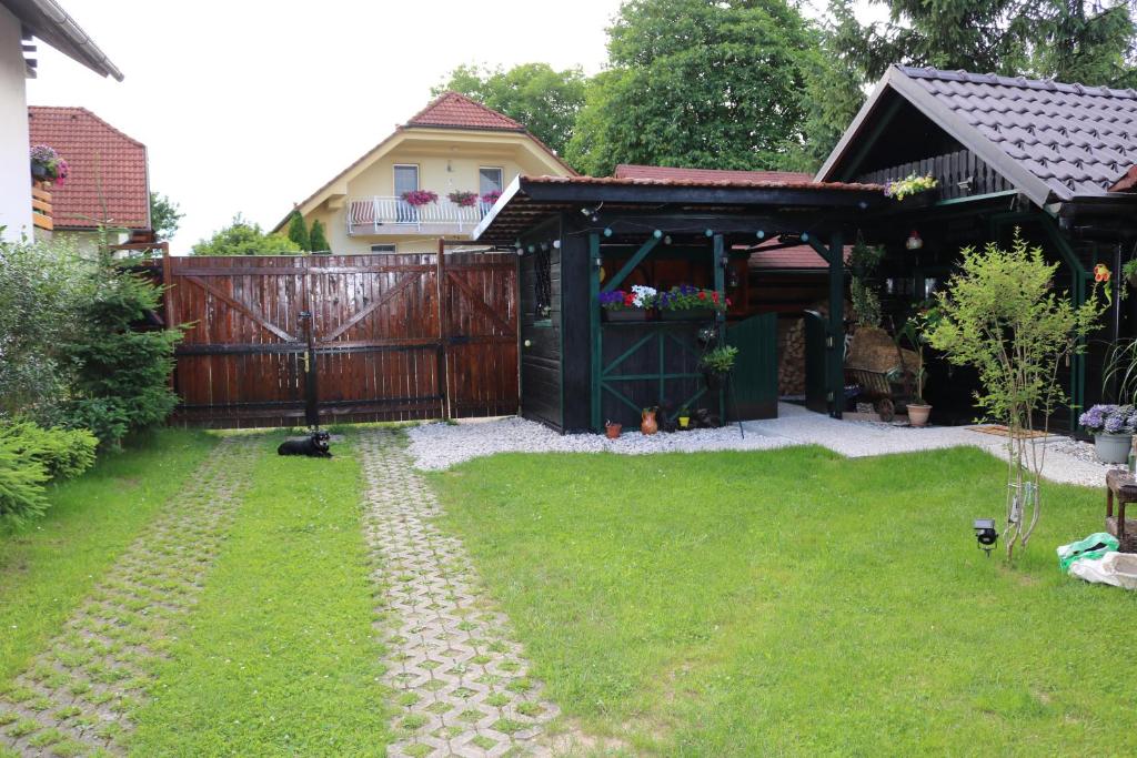 Zahrada ubytování Frenkcottage 5 KM FROM THE AIRPORT- FREE TRANSPORTATION