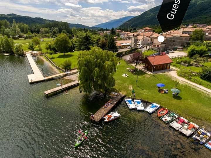 een groep boten aangemeerd op een dok in het water bij Al lago Guest House in Revine Lago