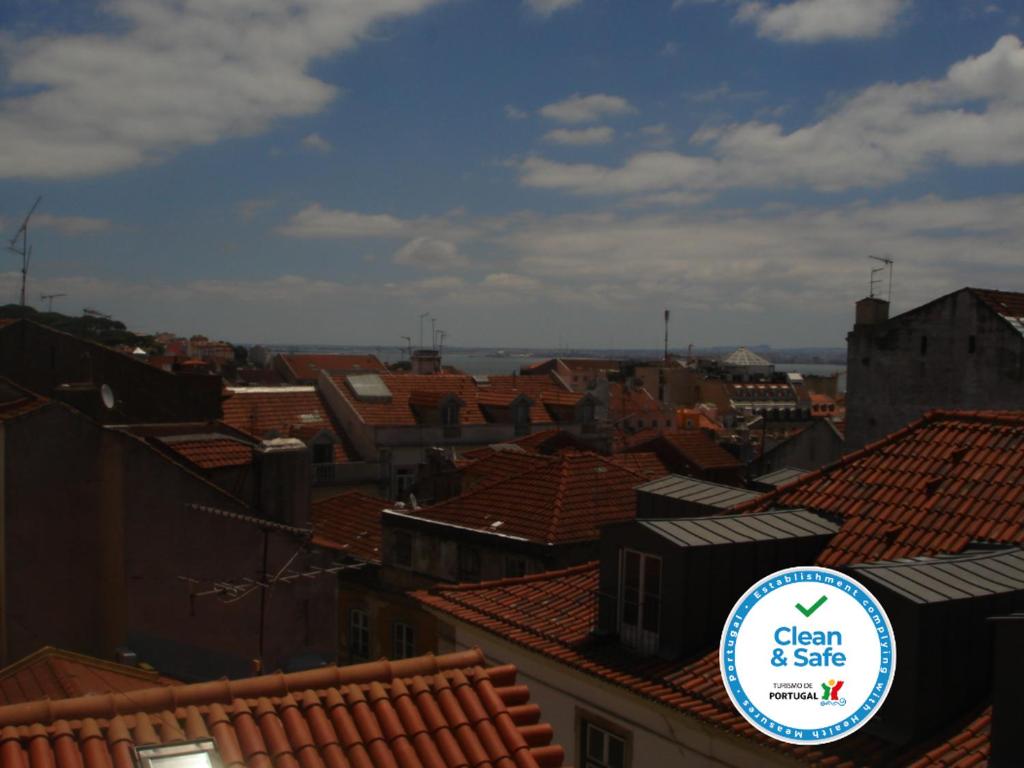 uitzicht op de daken van een stad bij Inglesinhos Loft in Lissabon