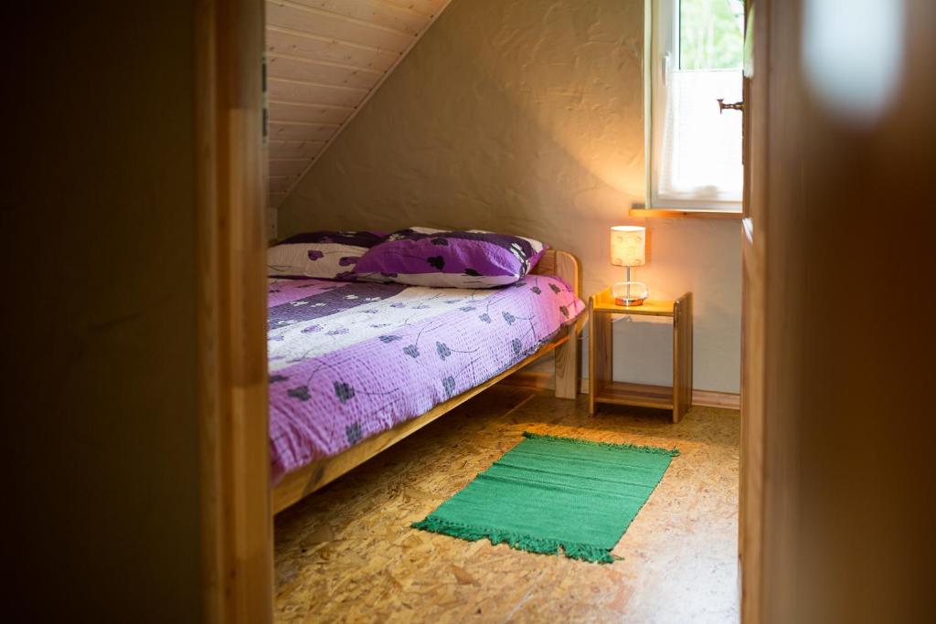 Postel nebo postele na pokoji v ubytování Domki nad stawem.