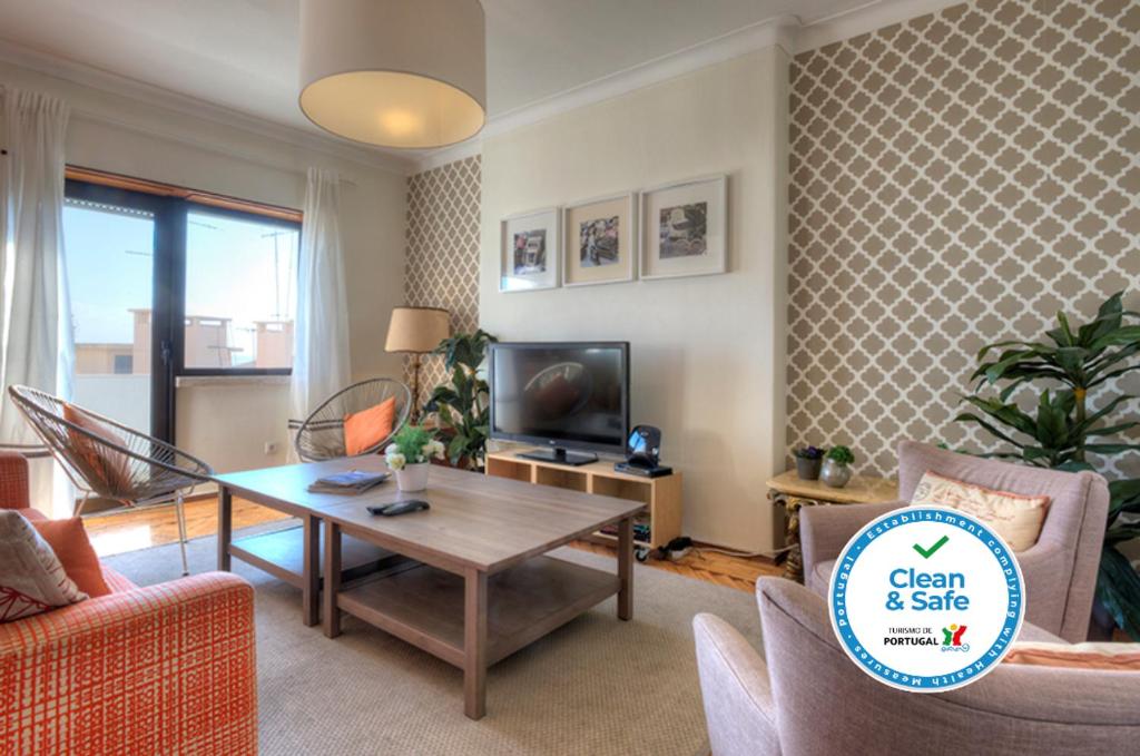 sala de estar con mesa y TV en Santa Apolonia 7D - 6 Bedrooms, en Lisboa