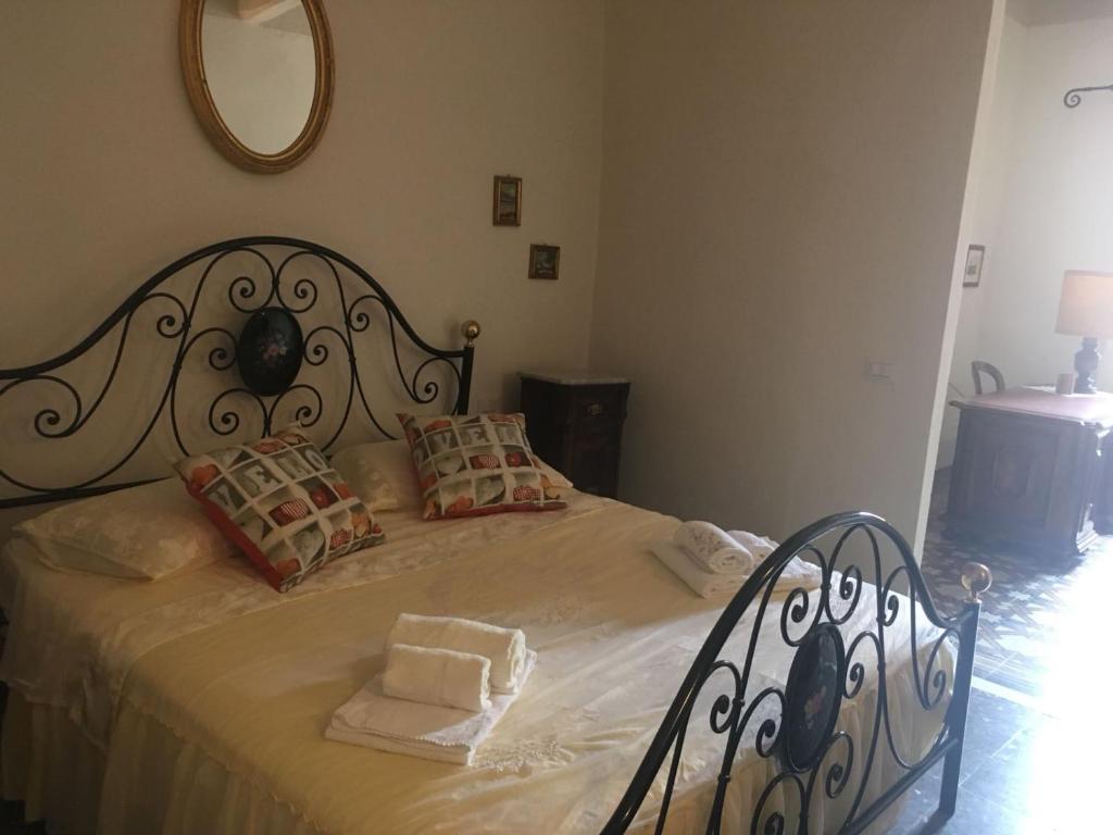 um quarto com uma cama grande com uma estrutura de metal em Via ROMA em Montevarchi