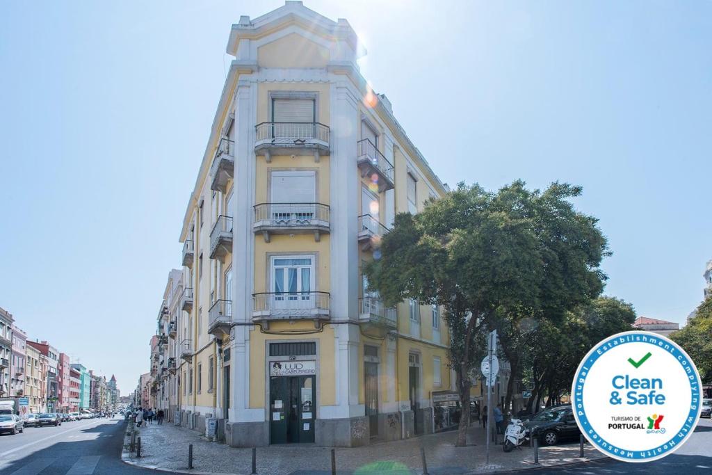 リスボンにあるArroios Market Apartmentの目の前の黄色い建物