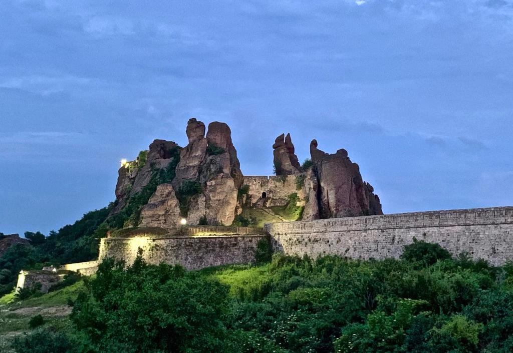 ein Schloss auf einem Hügel mit Bäumen in der Unterkunft Апартамент ГЕТО - 2 Комфорт in Belogradtschik