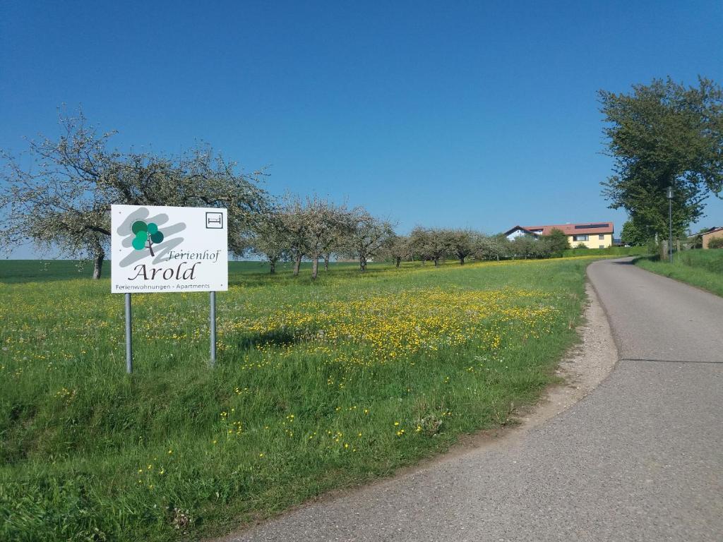 a sign on the side of a road next to a field at Ferienwohnung Taubertal Ferienhof Arold in Creglingen