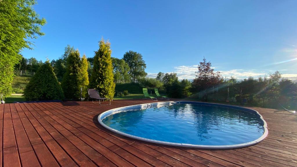 una gran piscina en una terraza de madera en siedlisko pod dębami en Romankowo