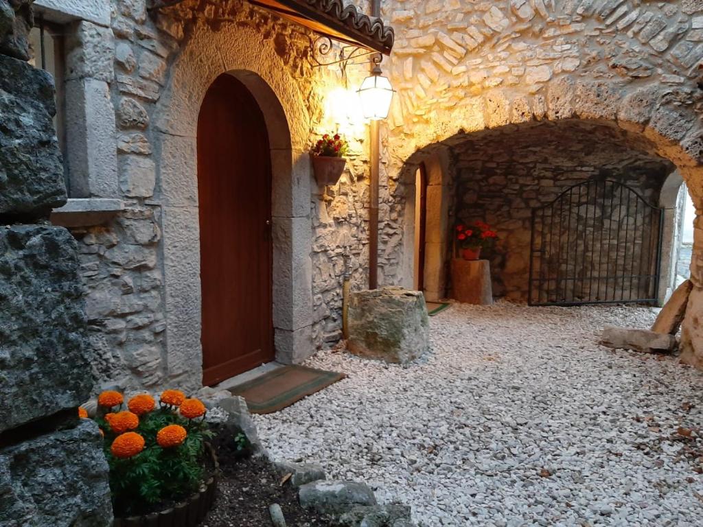 Montenero Val CocchiaraにあるLa casa di Pietraの石造りの小路