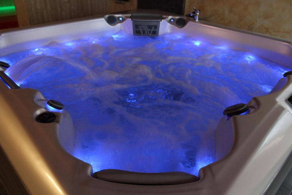 een bad gevuld met een blauwe vloeistof bij u kowola in Szaflary