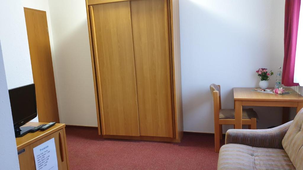 TV a/nebo společenská místnost v ubytování Mainstern Hotel