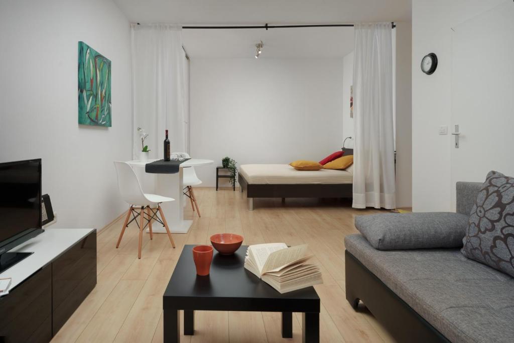 salon z kanapą i stołem w obiekcie Apartments Antons w Puli