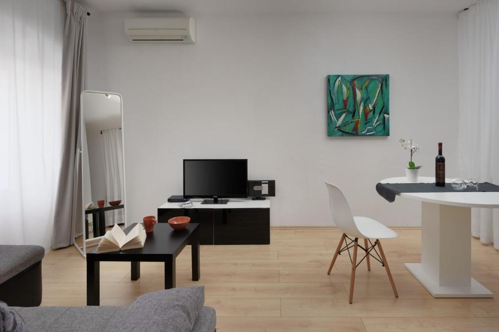 Telewizja i/lub zestaw kina domowego w obiekcie Apartments Antons