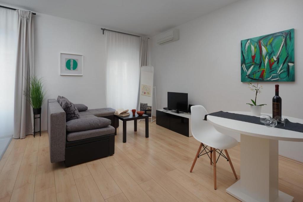 Telewizja i/lub zestaw kina domowego w obiekcie Apartments Antons
