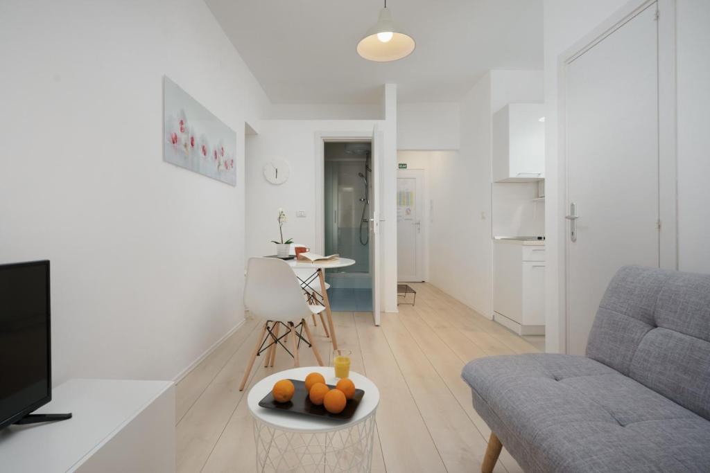 Kuchnia lub aneks kuchenny w obiekcie Apartments Antons 2