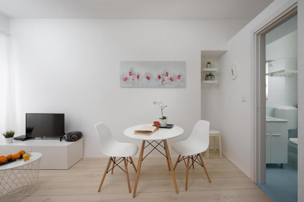 Telewizja i/lub zestaw kina domowego w obiekcie Apartments Antons 2