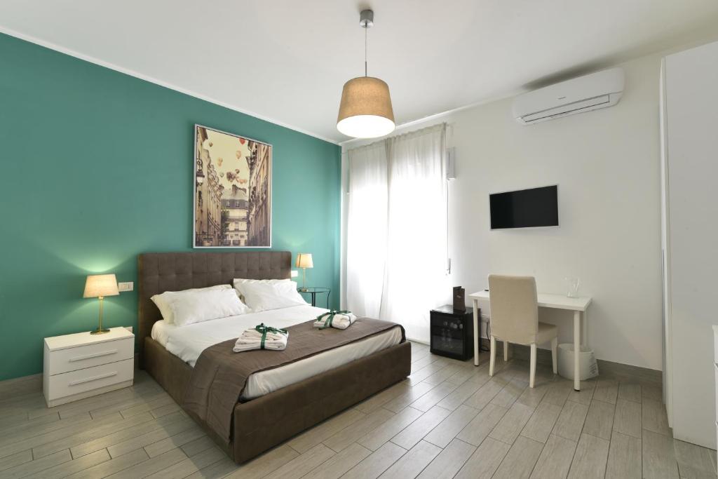 um quarto com uma cama, uma mesa e uma secretária em B&B Brothers Suite Vomero em Nápoles