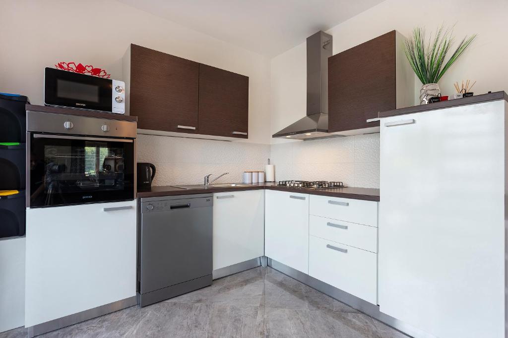 Kuchnia lub aneks kuchenny w obiekcie APARTMANI KAROCA 3