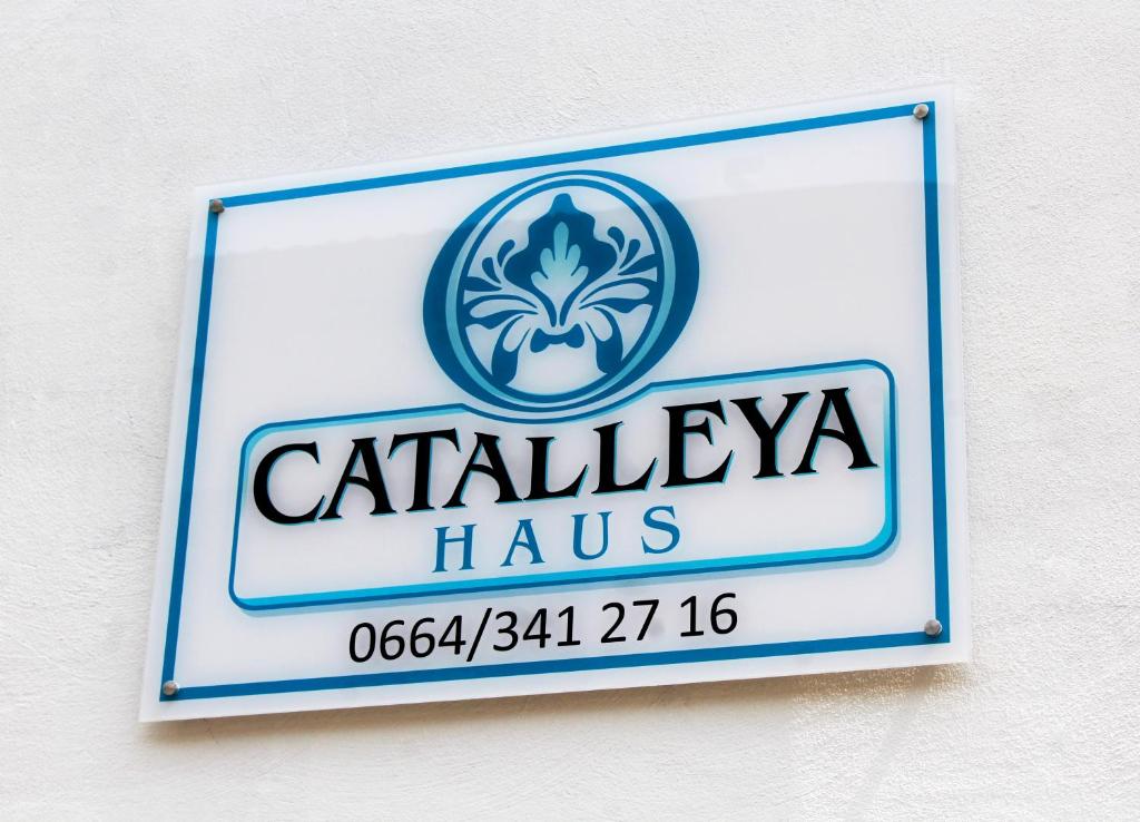 ein Schild an der Seite eines Gebäudes in der Unterkunft Catalleya Haus in Langenlois
