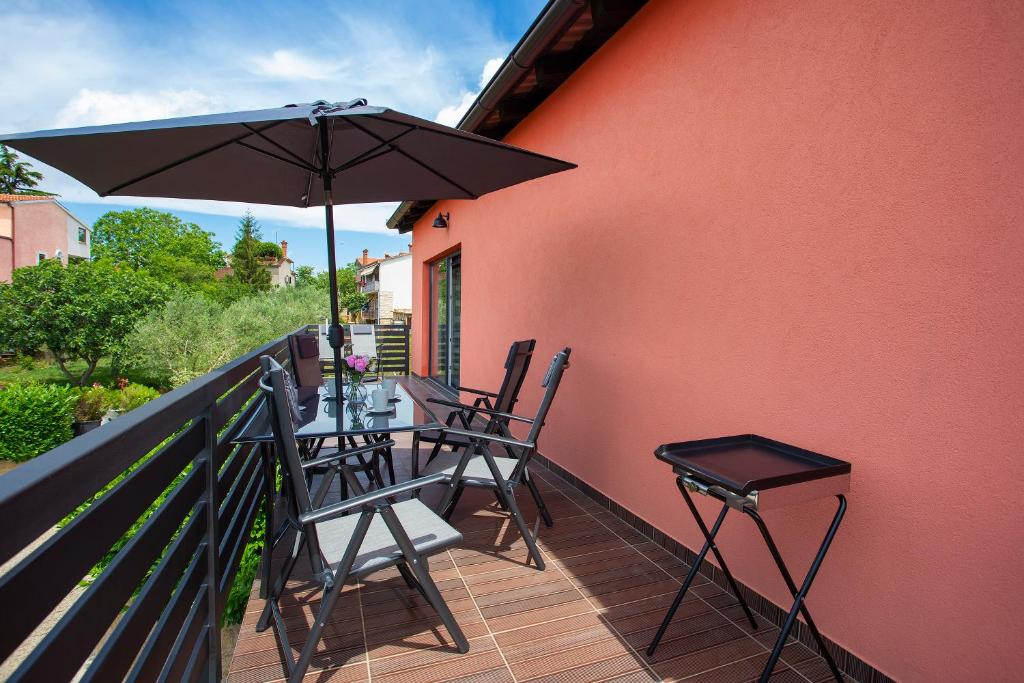 Balkon lub taras w obiekcie APARTMANI KAROCA 3