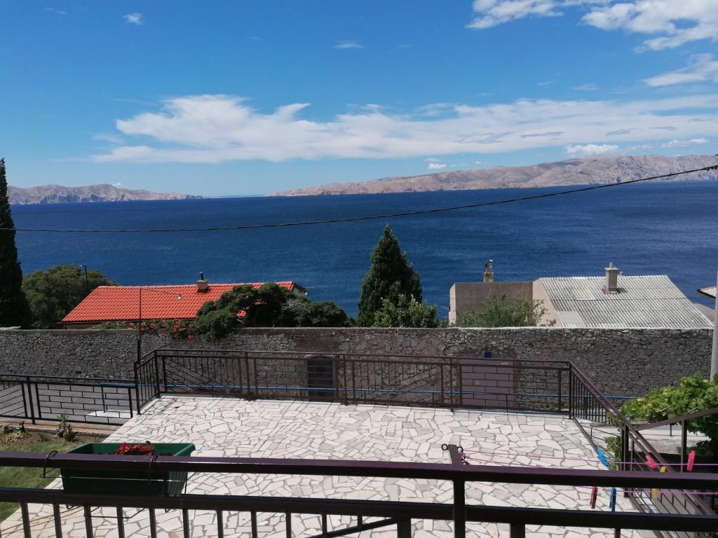 - une vue sur l'eau depuis une maison dans l'établissement Apartmani Krijesnica, à Senj