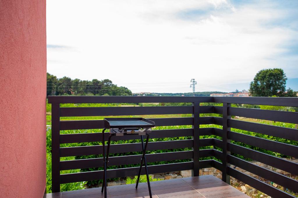 Balkon lub taras w obiekcie APARTMANI KAROCA 3