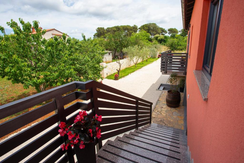 Balkon lub taras w obiekcie APARTMANI KAROCA 3