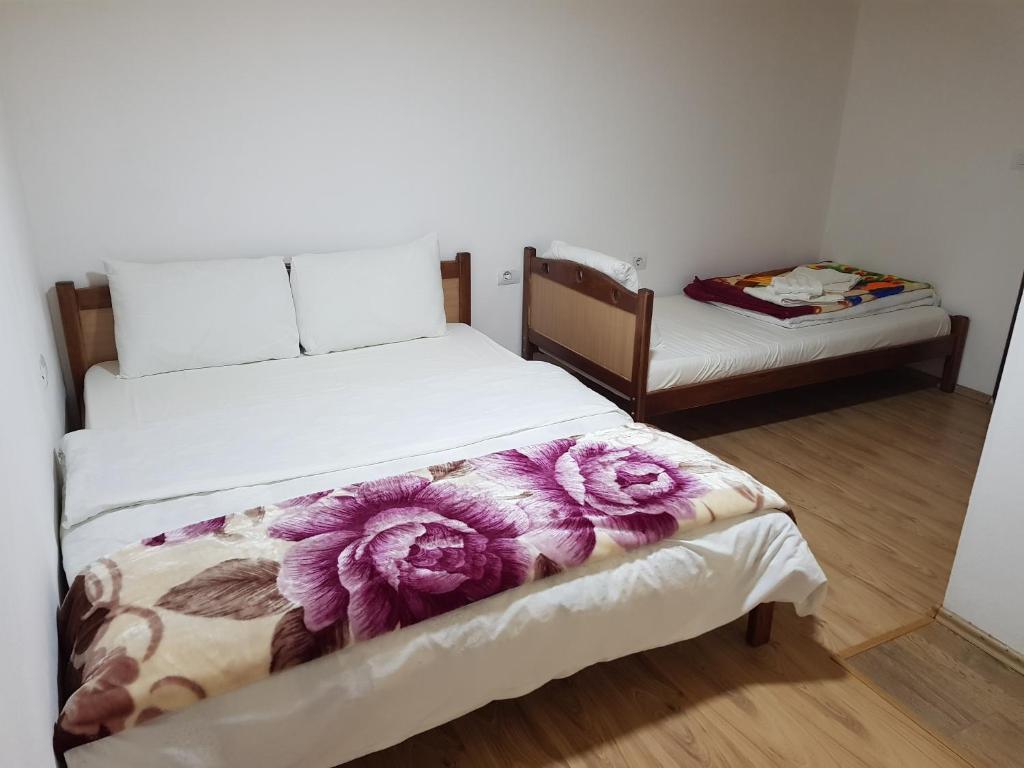 Un pat sau paturi într-o cameră la Bujtina Sherifaj