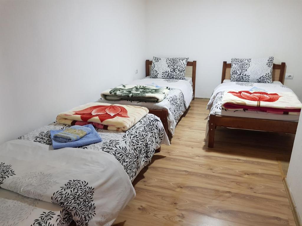 Una cama o camas en una habitaci&oacute;n de Bujtina Sherifaj