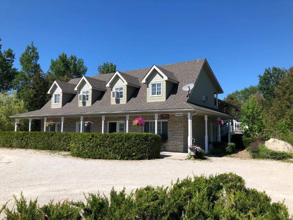 Adventure the Bruce Inn - Recently Renovated With Outdoor Hot Tub - отзывы и видео