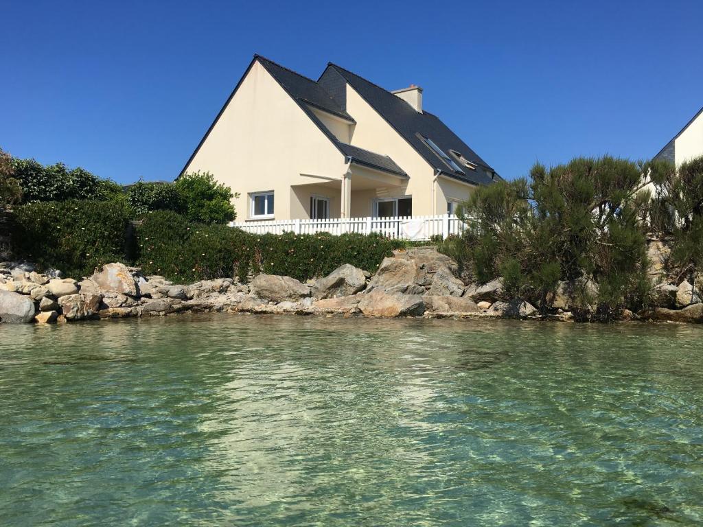 a house on the shore of a body of water at MAISON LES PIEDS DANS L EAU in Roscoff