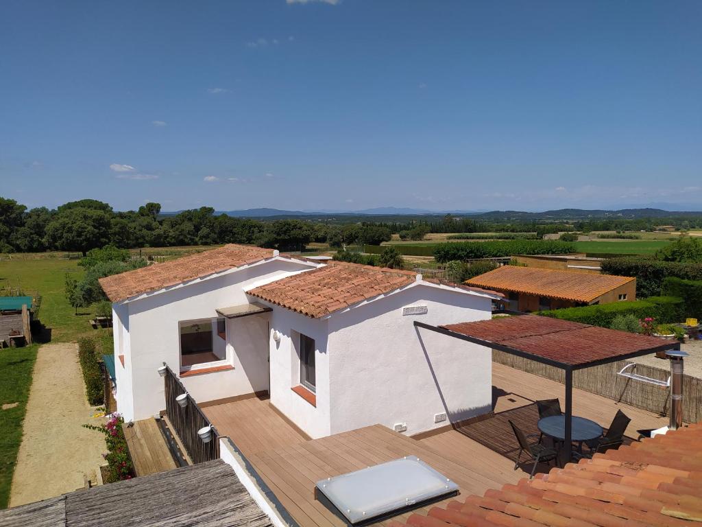 eine Luftansicht eines Hauses mit einer Terrasse in der Unterkunft Apartamento en casa de campo cerca de la playa in Pals