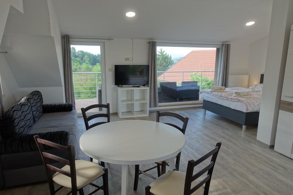 TV a/nebo společenská místnost v ubytování Apartments Laura FARM STAY